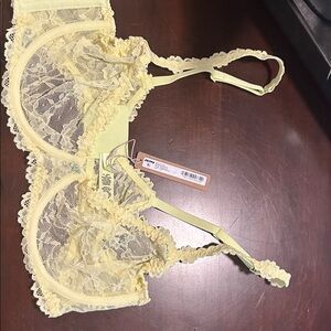 SKIMS Lace Bra in Light Yellow